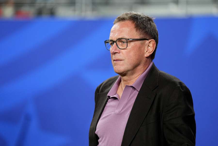 Rangnick observa a los suyos en el partido de Austria Rangnick observa a los suyos en el partido de Austria