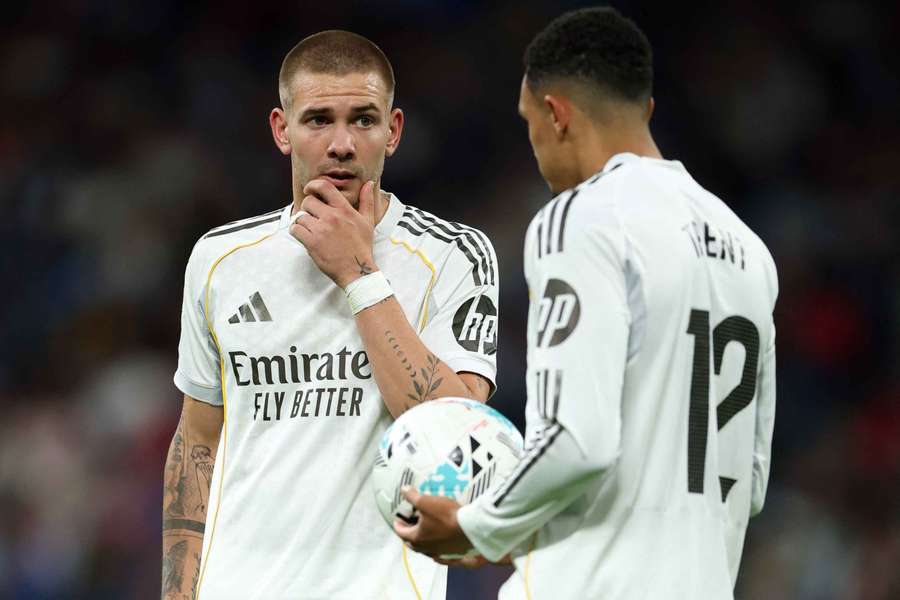 Mastantuono y Trent, antes de ejecutar una falta