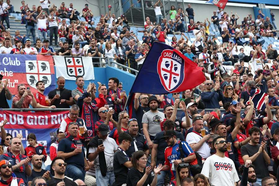 Fans of Seria A side Cagliari 