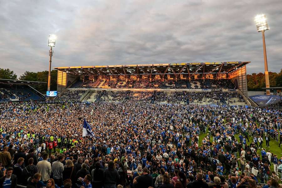 Darmstadts oprykning blev fejret med fans på banen efter fredagens 1-0-sejr.