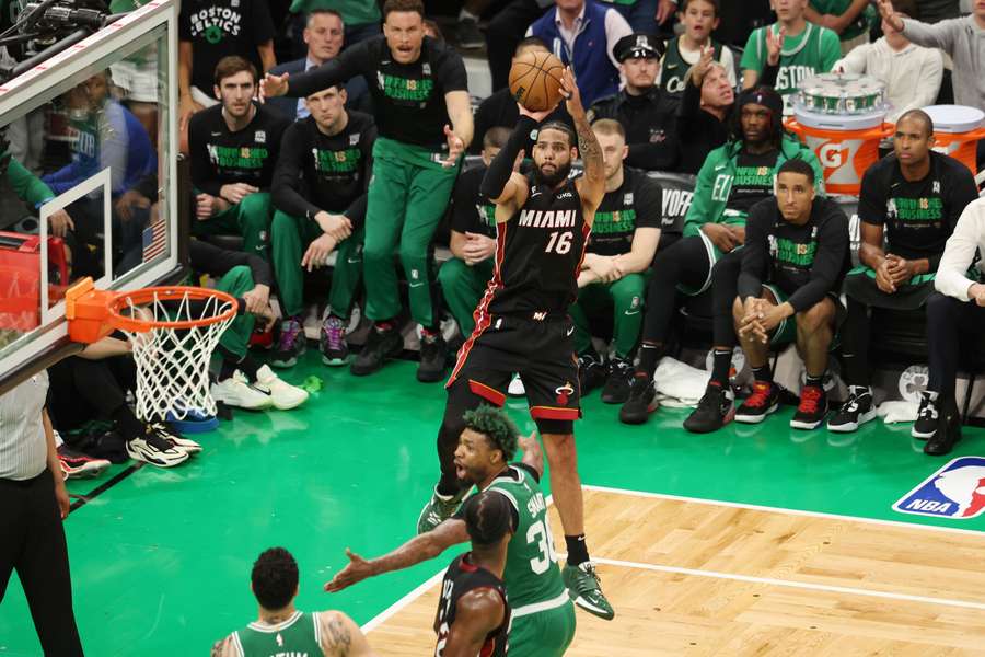 Caleb Martin destrozó el aro de los Celtics