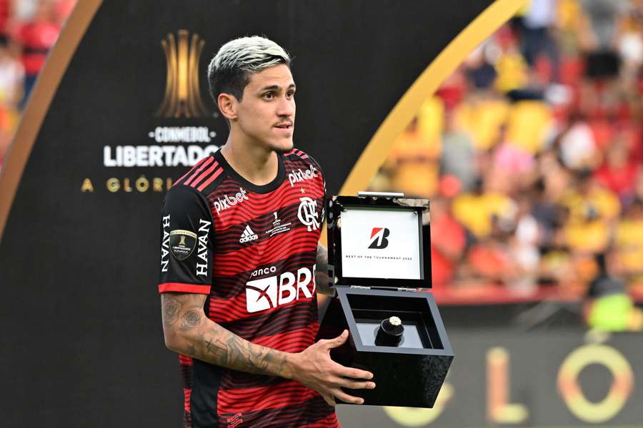 Pedro recebe o anel de melhor jogador da Libertadores