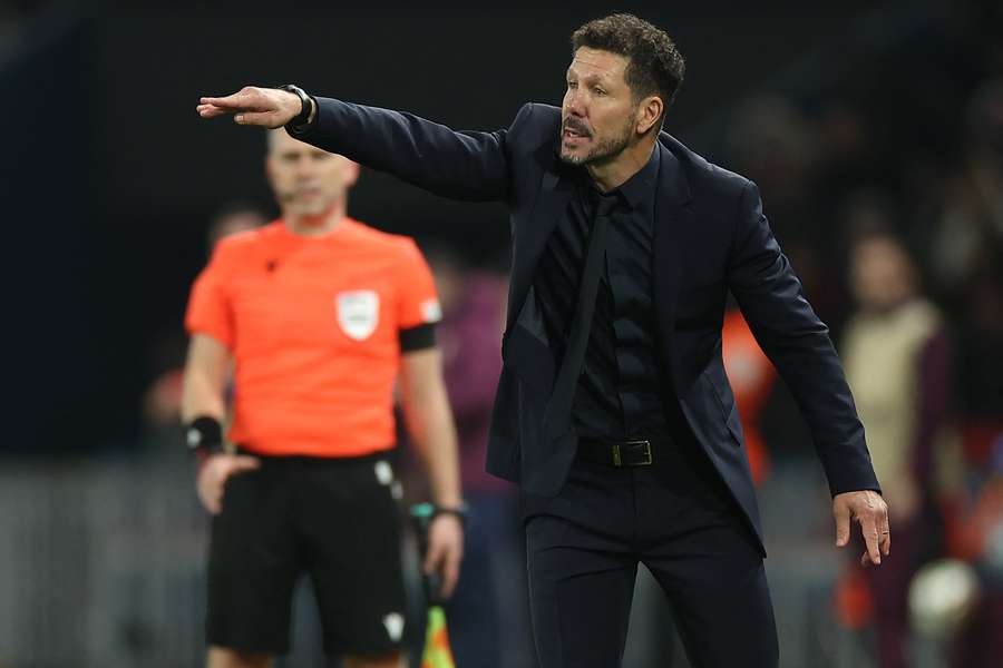 Simeone in actie aan de zijlijn in Parijs