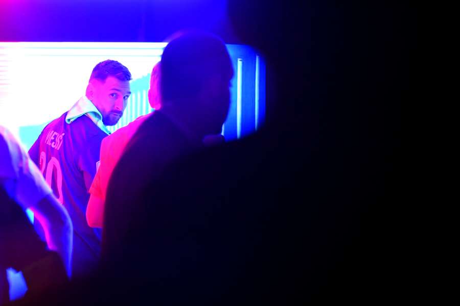 Messi foi para o balneário e não deu a volta olímpica com o resto da equipa Messi foi para o balneário e não deu a volta olímpica com o resto da equipa