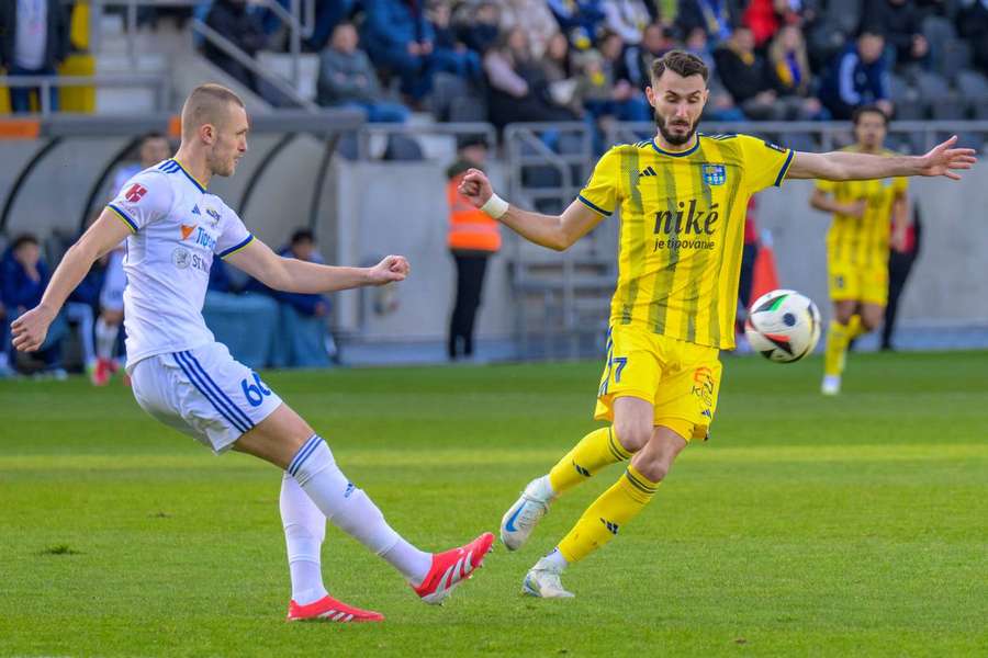 Niarchos zviedol s defenzívou Michaloviec veľa súbojov.