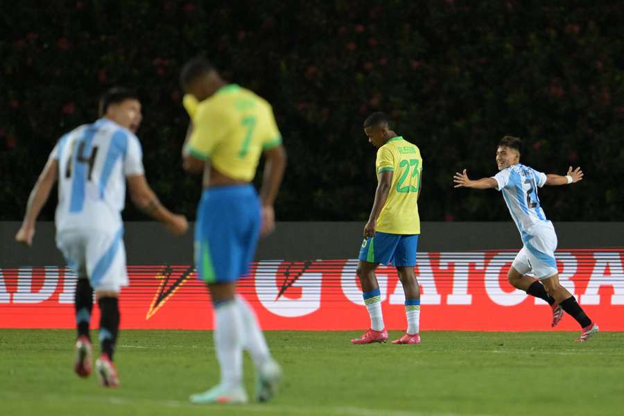 L'Argentine écrase le Brésil.