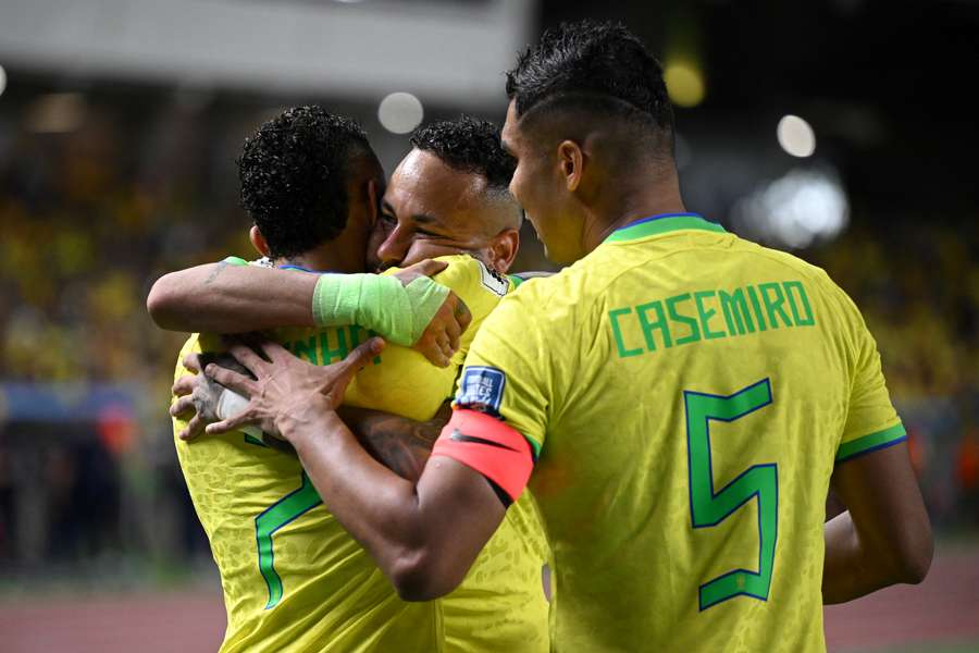 Casemiro com Raphinha e Neymar ao serviço do Brasil Casemiro com Raphinha e Neymar ao serviço do Brasil