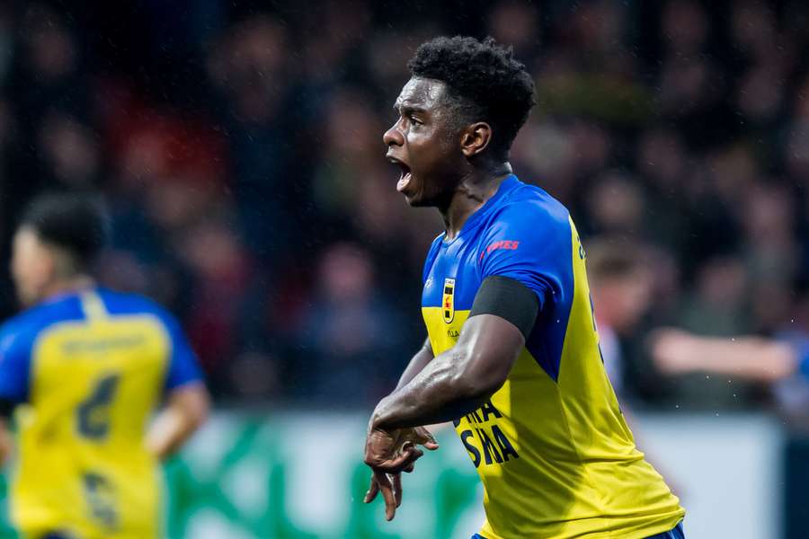  Sylla viert zijn goal tijdens de wedstrijd tegen Willem II op 11 mei 2022