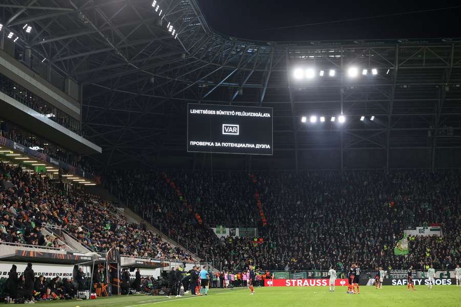 La consultation de la VAR lors de Ferencvaros v Ludogorets Razgrad (Ligue Europa).