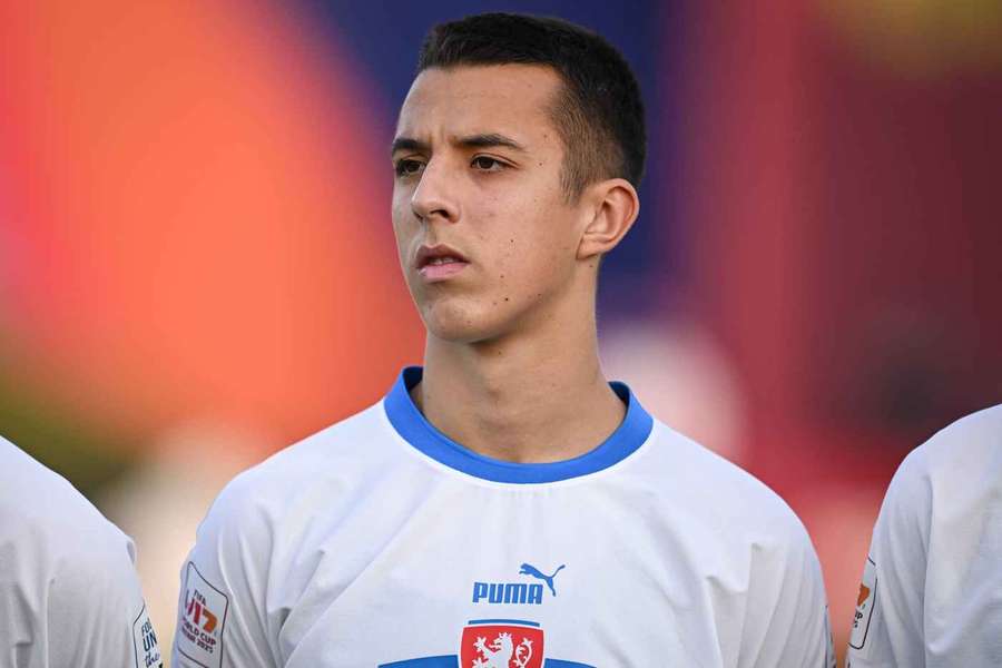 Hugo Sochůrek v dresu reprezentace do 17 let na loňském MS.