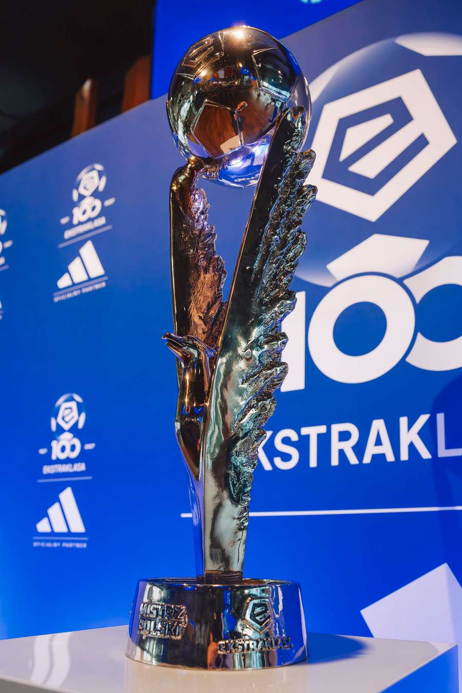 Nowe, okolicznościowe trofeum dla triumfatora Ekstraklasy Nowe, okolicznościowe trofeum dla triumfatora Ekstraklasy