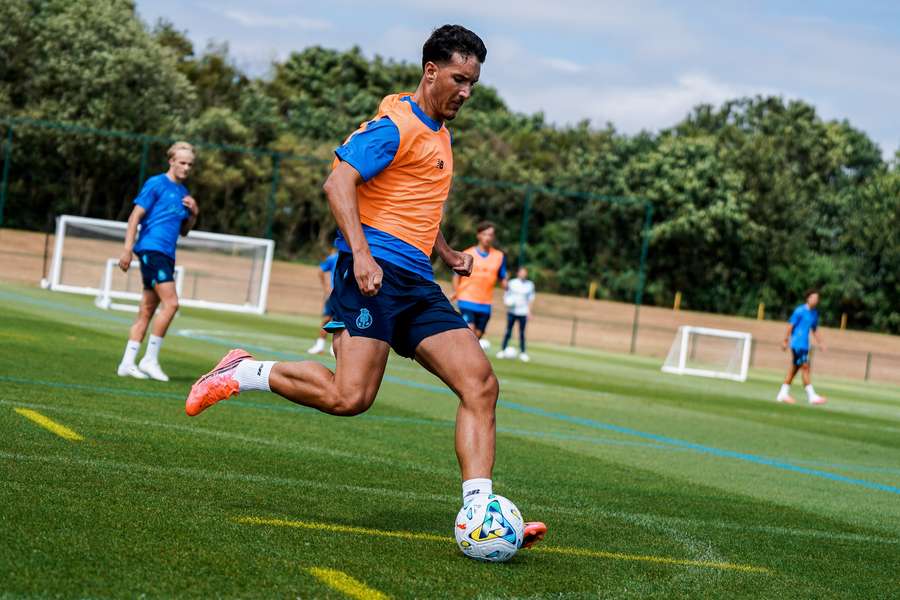 Deniz Gul no treino do FC Porto em St. George’s Park Deniz Gul no treino do FC Porto em St. George’s Park