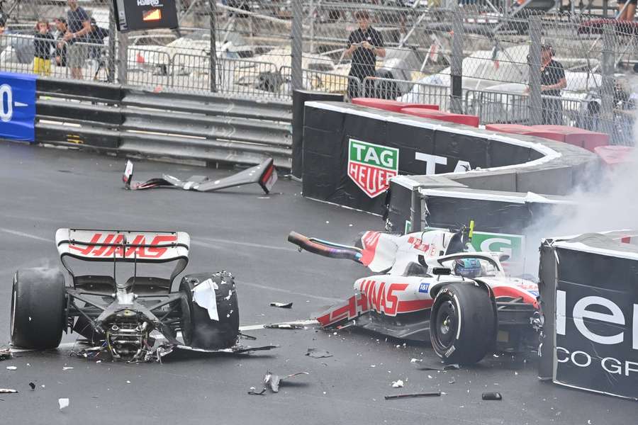 Mick Schumacher überstand seinen Crash ohne Schaden zu nehmen. Bei seinem Boliden kann davon nicht die Rede sein.