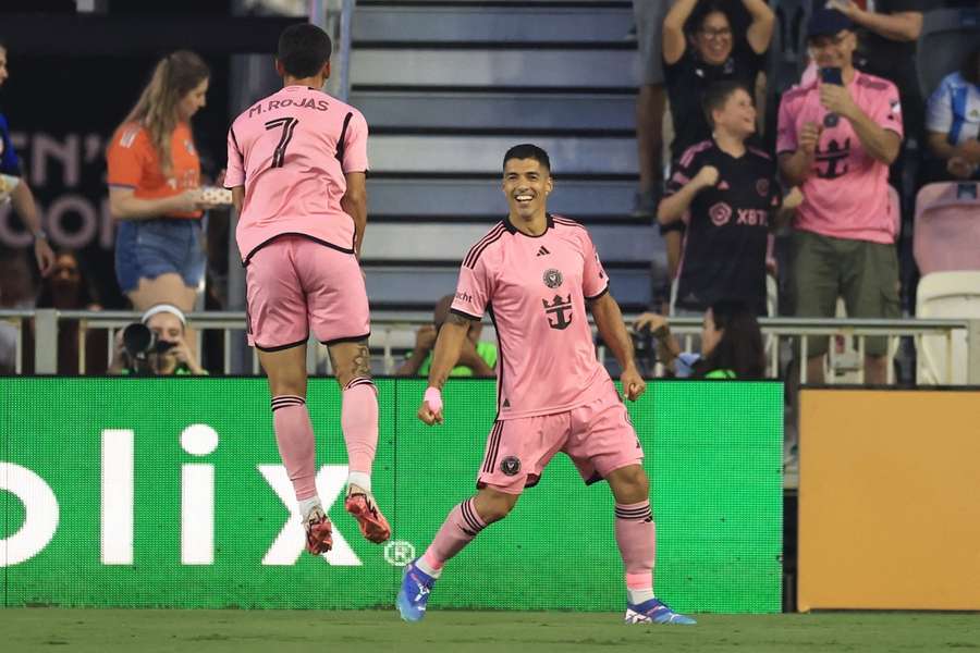 Suárez y Rojas celebran uno de los goles.