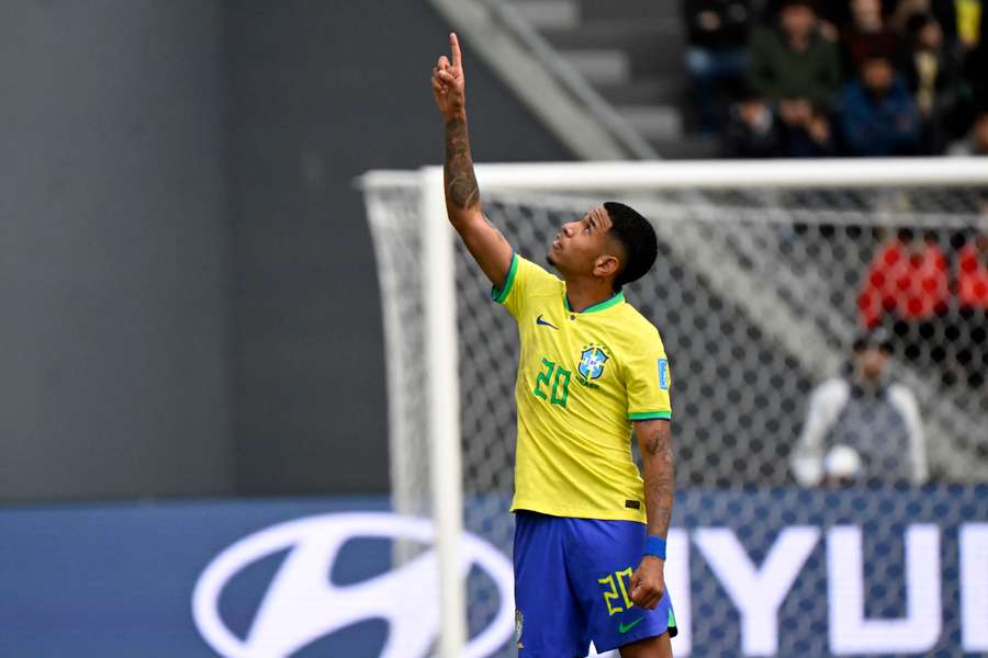 Savinho celebra gol contra a Nigéria