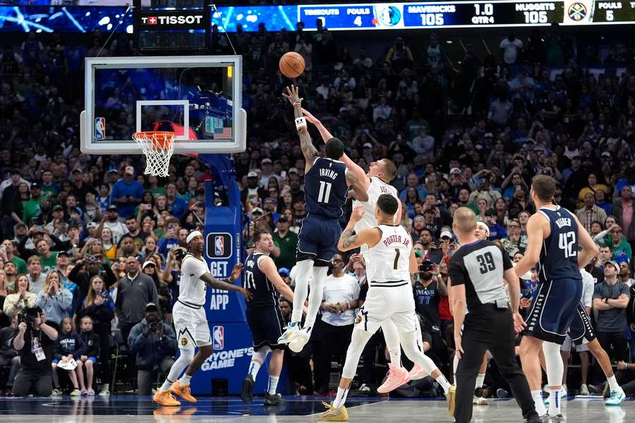 Irving (#11) met zijn buzzer beater