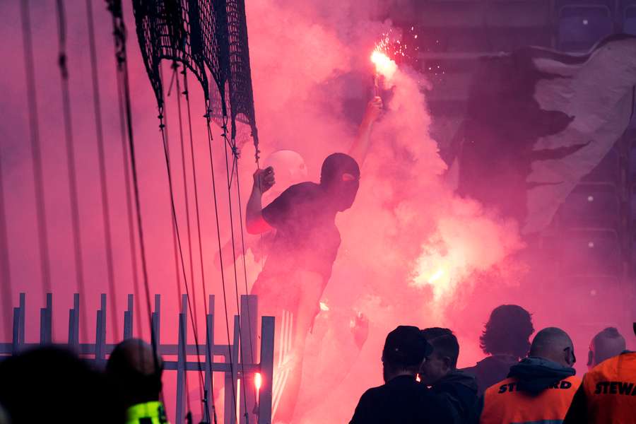 Regeringen vil skærpe indsatsen mod hooligans