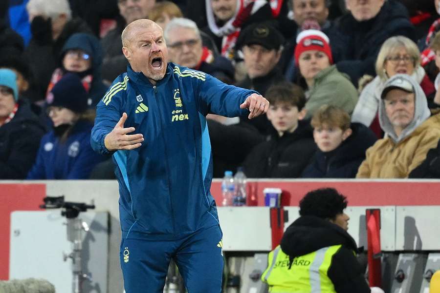 Dyche nebyl spokojený se zdržováním hráčů Brentfordu.