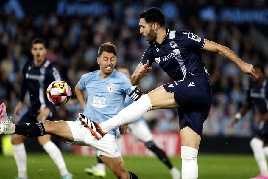 Real Sociedad-middenvelder Mikel Merino in actie tegen Celta de Vigo