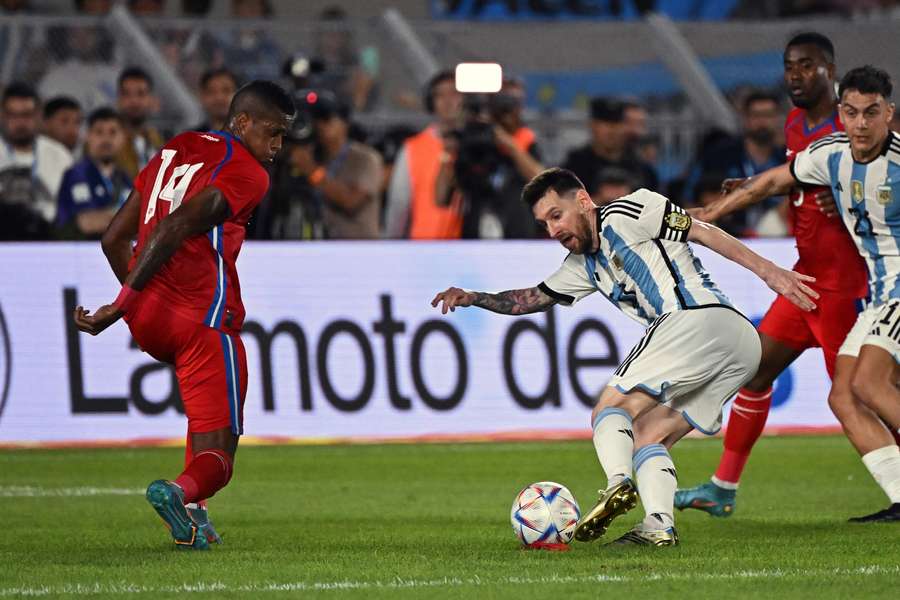 Gilberto Hernández intenta tapar a Messi