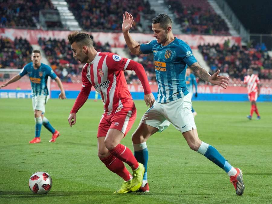 Eloi Amagat, ante Vitolo en un Girona-Atlético de Madrid