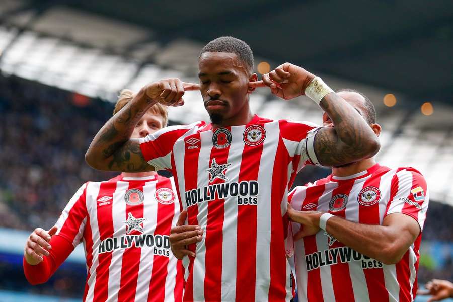 Ivan Toney et Brentford célébrant son premier but à l'Etihad Stadium.