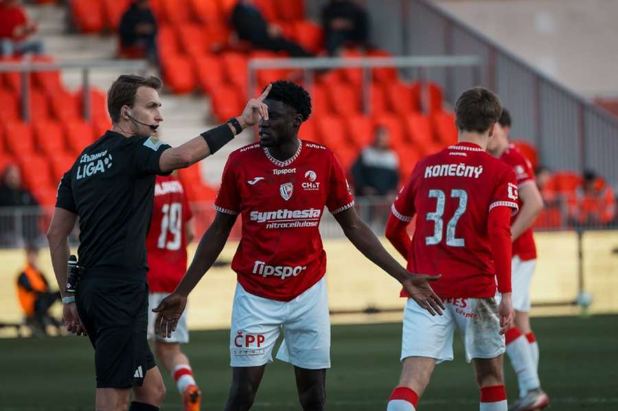 Godwin obdržel červenou kartu od sudího Beneše.