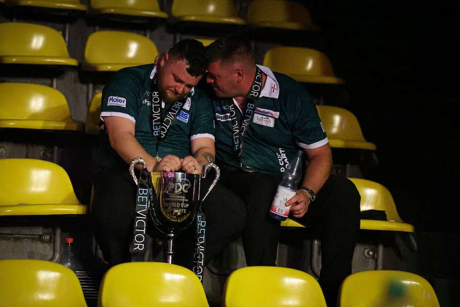 Ein emotionaler Josh Rock mit Daryl Gurney.