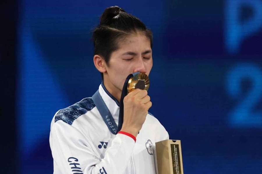 Lin kissing her Olympic gold medal