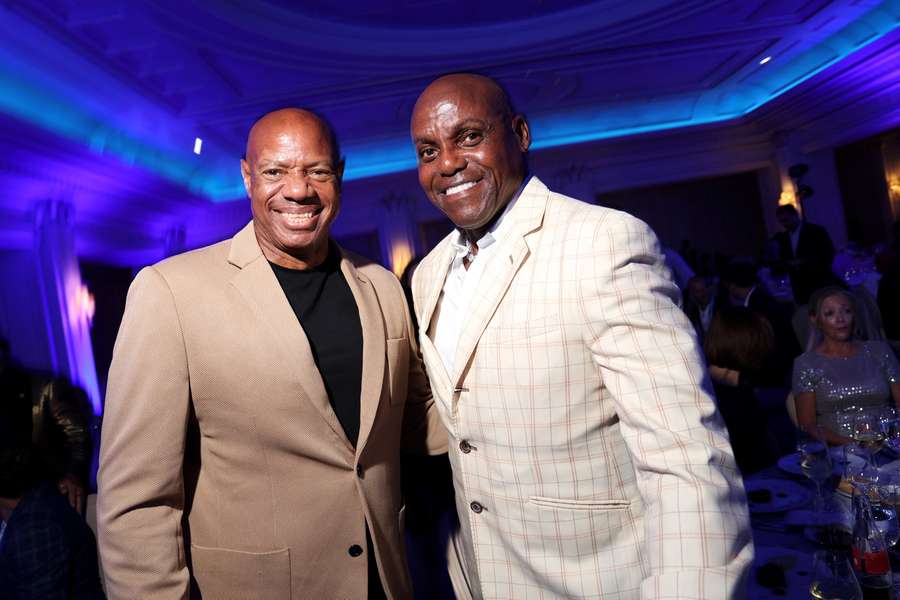 Mike Powell, à esquerda da imagem, junto a Carl Lewis