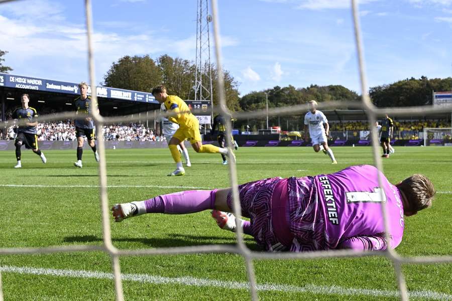 Telstar goalkeeper Ronald Koeman Jr. scores a penalty against Cambuur Telstar goalkeeper Ronald Koeman Jr. scores a penalty against Cambuur