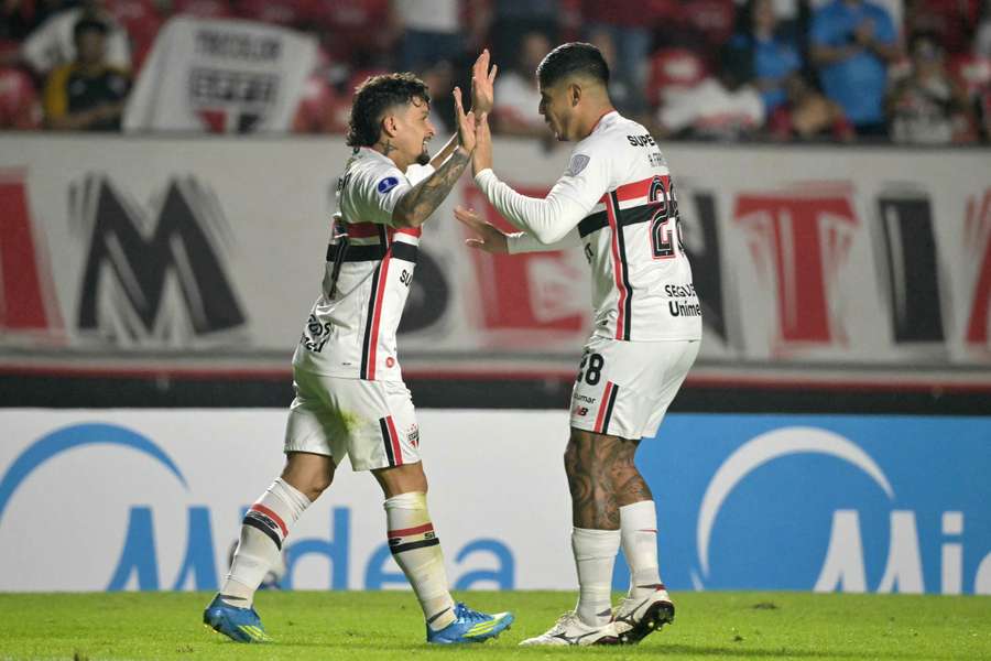 Jogadores do São Paulo comemoram gol contra o Boston pela Copa Sudamericana.