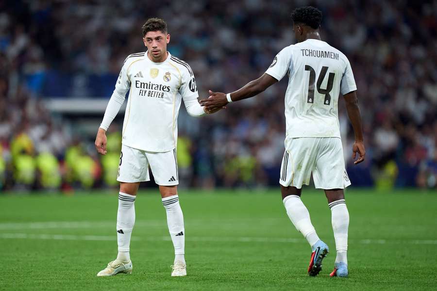 Fede Valverde y Tchouaméni, dándose la mano... en otros tiempos