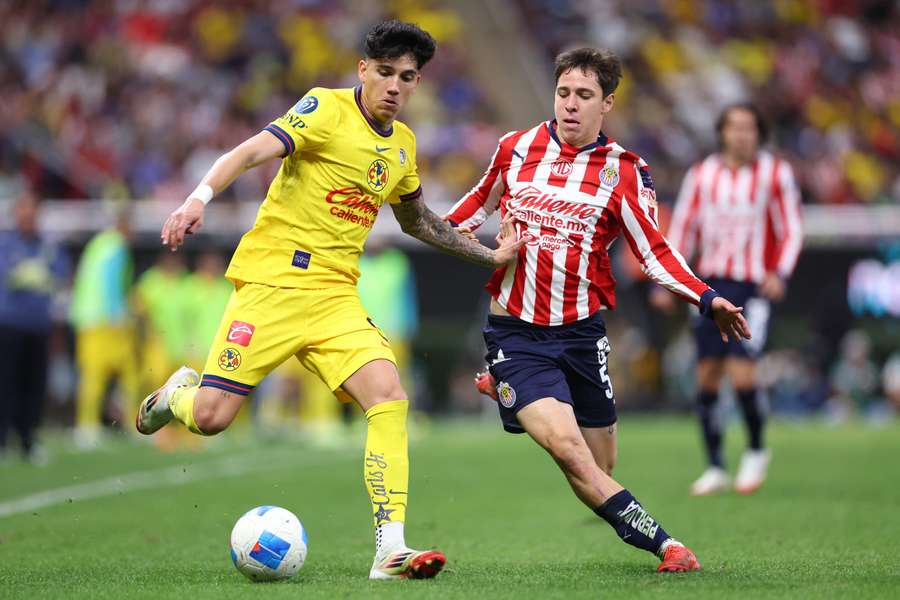 Kevin Álvarez pugna con Mateo Chávez en el clásico Chivas-América