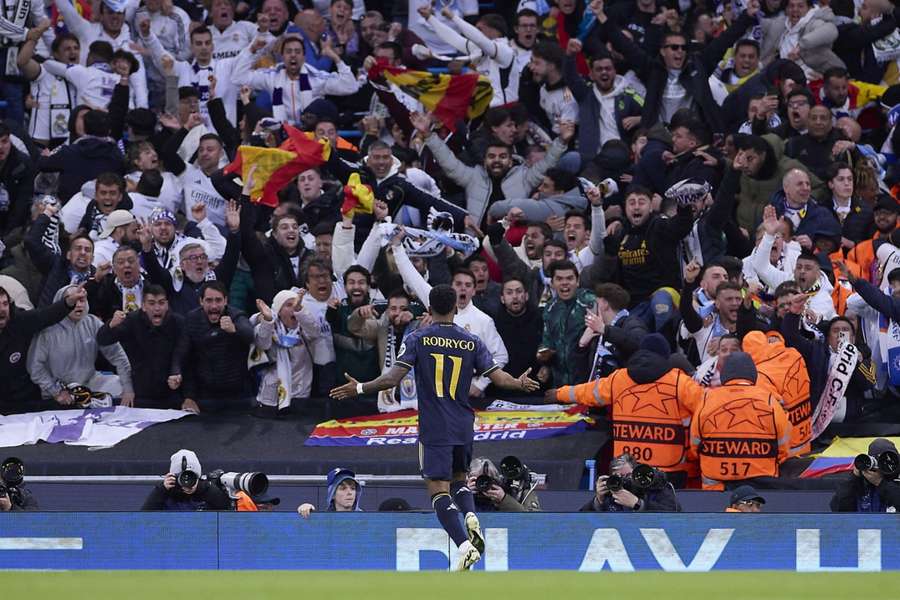 Rodrygo celebra con la afición del Madrid su gol en el Etihad
