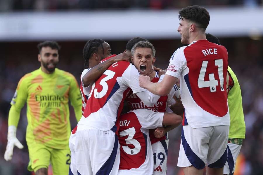 Arsenal celebrate their late winner