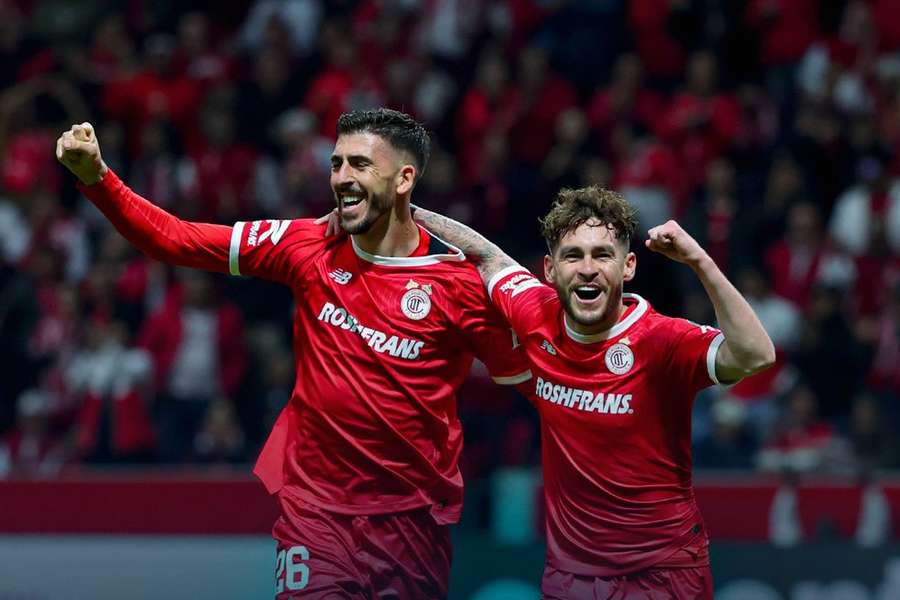 Paulinho festeja pelo Toluca