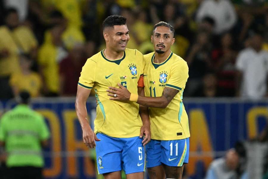 Raphinha comemora com Casemiro o segundo gol do Brasil Raphinha comemora com Casemiro o segundo gol do Brasil