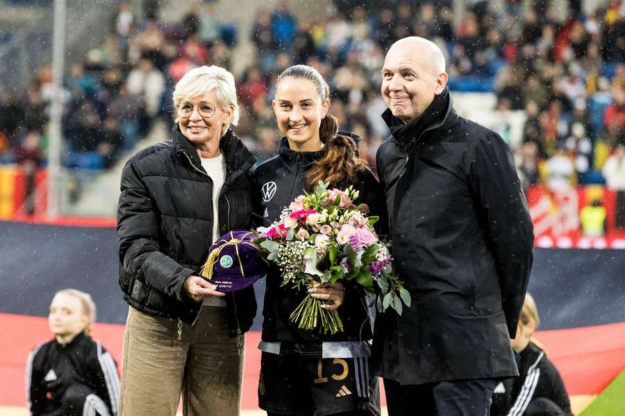 DFB-Präsident Bernd Neuendorf (r.) mit Silvia Neid (l.) und Sara Däbritz (M.).