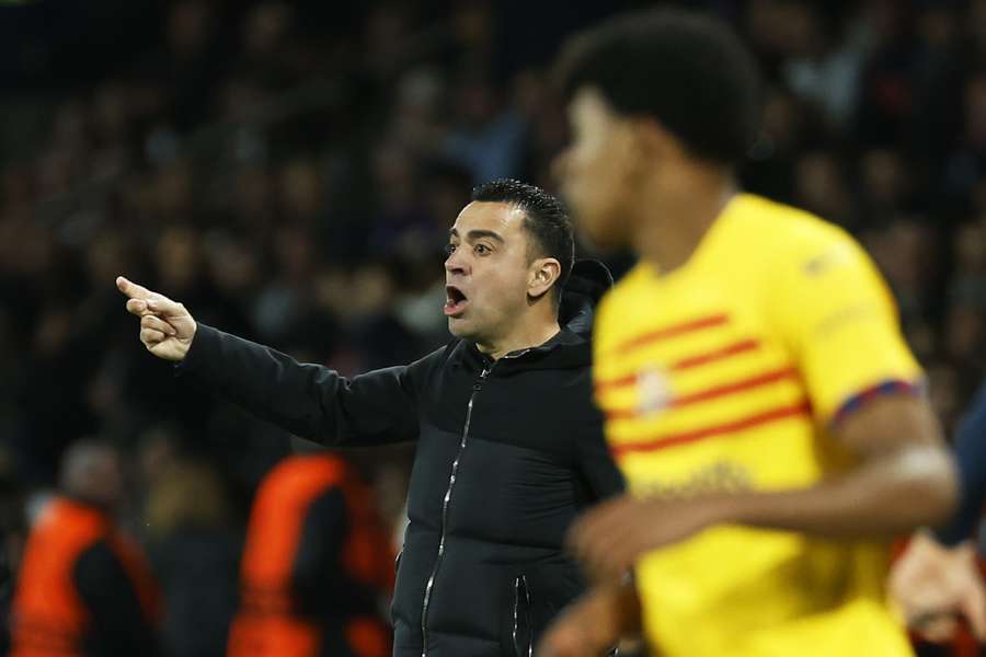 Xavi langs de lijn tijdens de wedstrijd tegen PSG