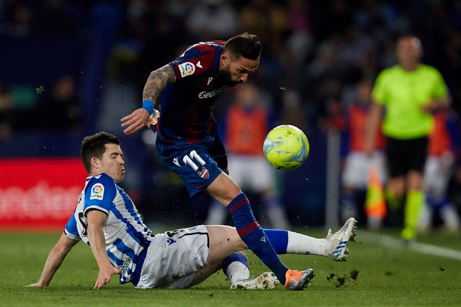 Zubeldia trata de frenar a Morales