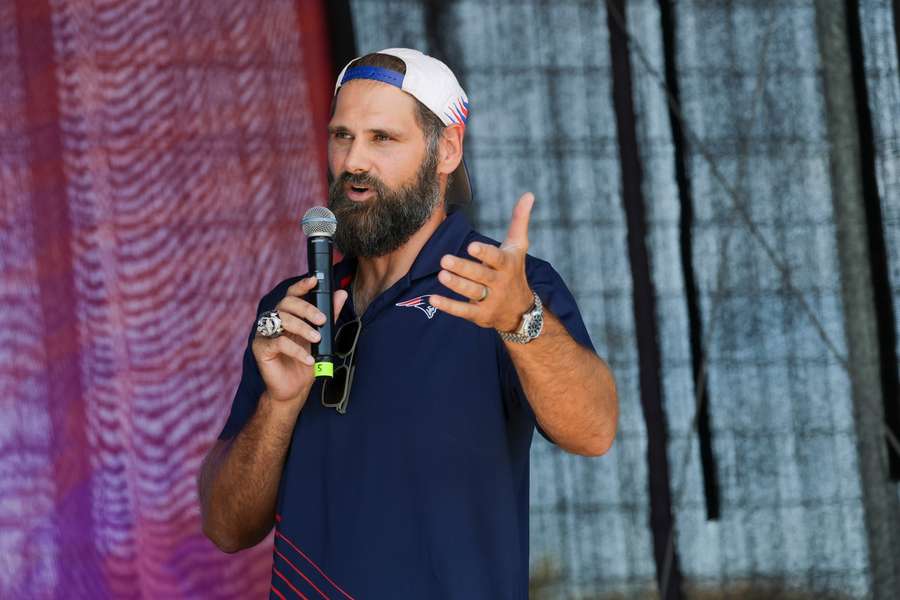 Sebastian Vollmer spricht bei der Flag-Football-WM 2026 in Düsseldorf.
