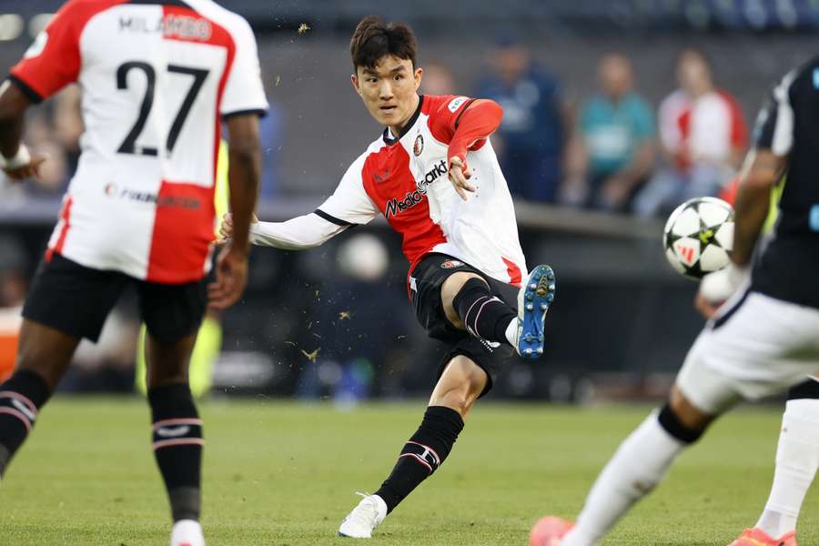 Feyenoord-debutant Hwang In-beom zegt sorry tegen fans na ruime nederlaag