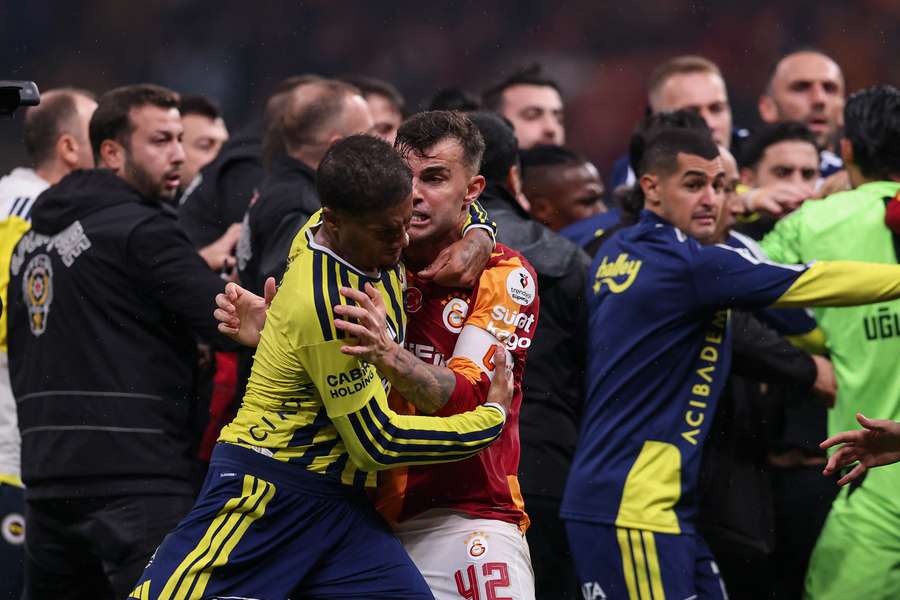 Archie Brown (vlevo) v potyčce s Abdülkerimem Bardakcim Archie Brown (vlevo) v potyčce s Abdülkerimem Bardakcim