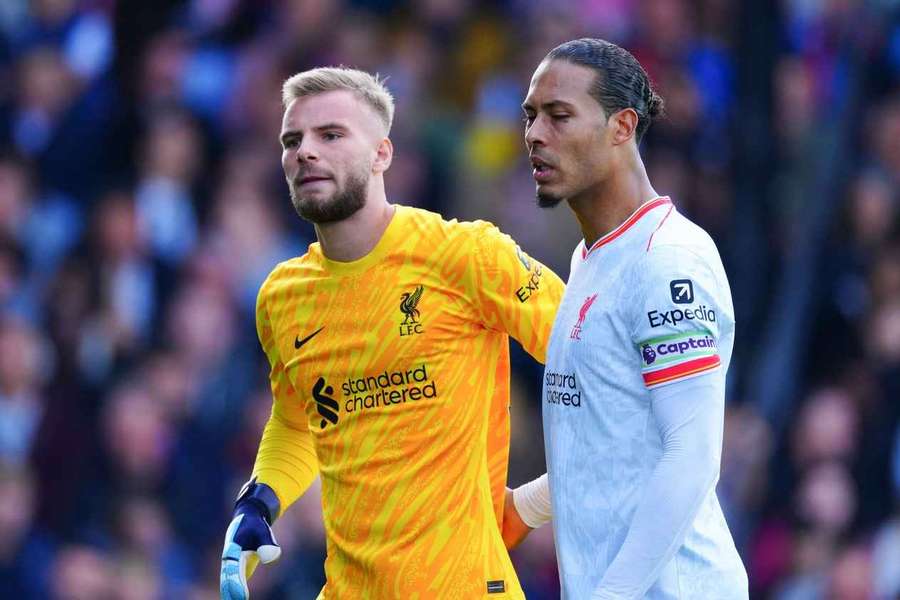 Vítězslav Jaroš po boku kapitána Liverpoolu Virgila van Dijka.