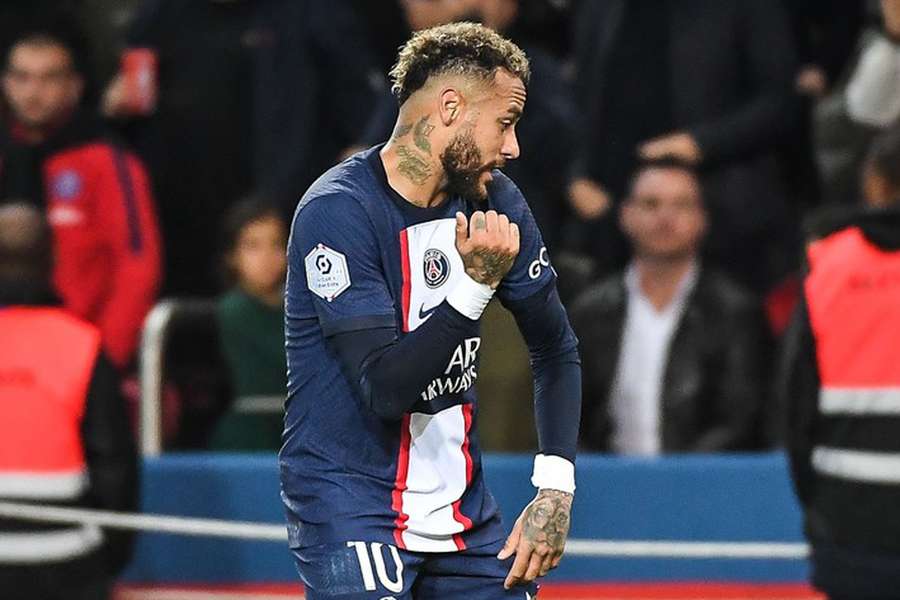 Neymar decide, PSG vence Olympique e se isola na liderança