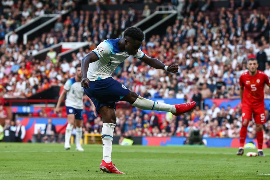 Bukayo Saka scoort de 2-0 bij Engeland - Noord-Macedonië afgelopen juni
