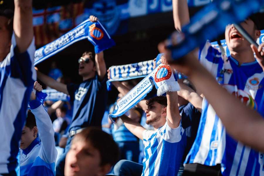 Les supporters de l'Espanyol croient encore aux chances du club de rester en première division.