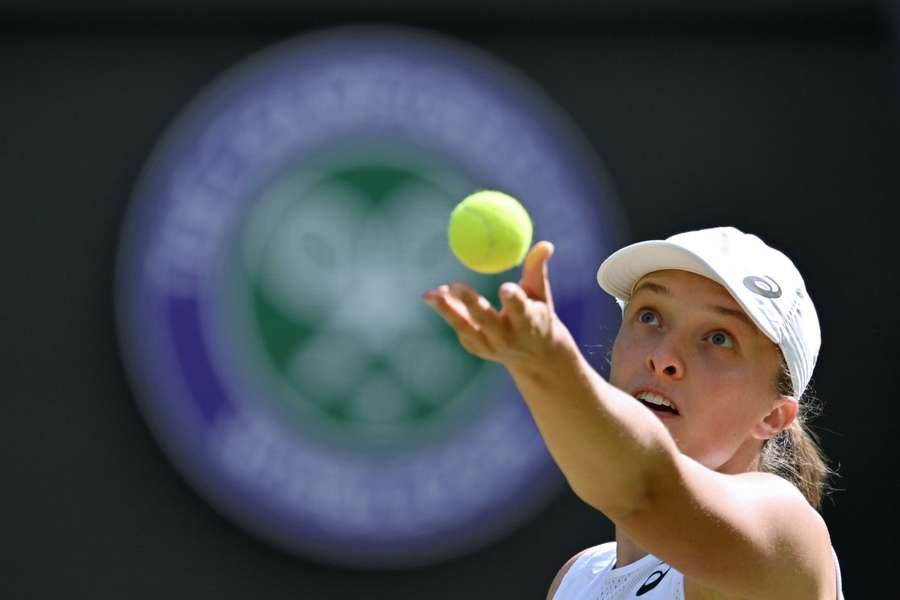 Iga Swiatek em ação em Wimbledon em 2022