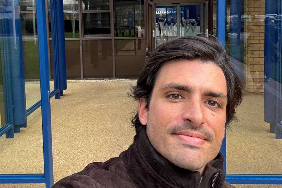 Carlos Sainz nos portões dos escritórios da Williams F1